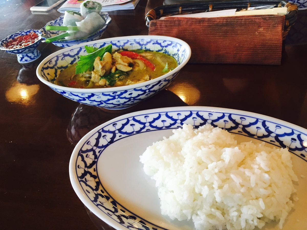くるくまカフェからの、瀬長島。
雲の形が面白くて。
レンタカーはデミオ。