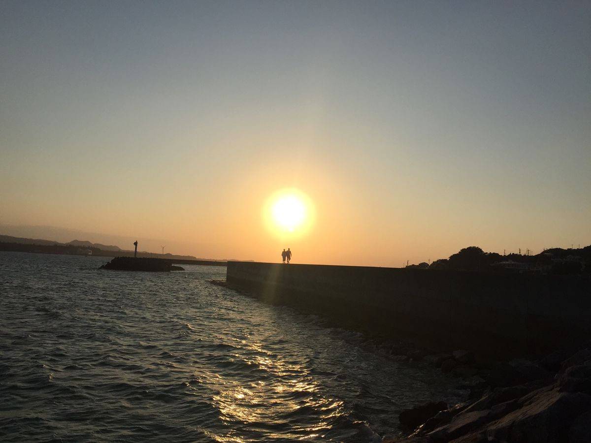 美ら海水族館は無料で見れるウミガメとマナティ。
古宇利島で夕日を見た後は夜...