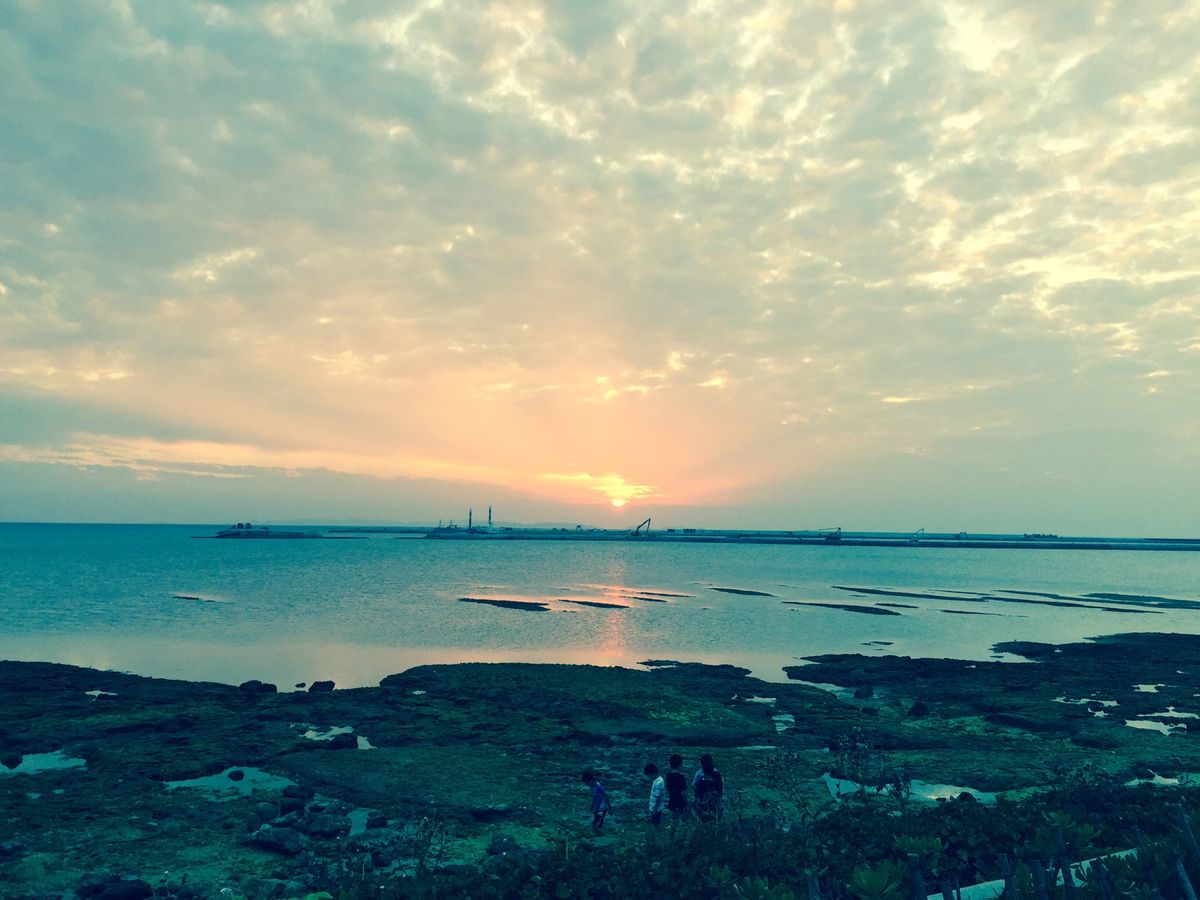 くるくまカフェからの、瀬長島。
雲の形が面白くて。
レンタカーはデミオ。