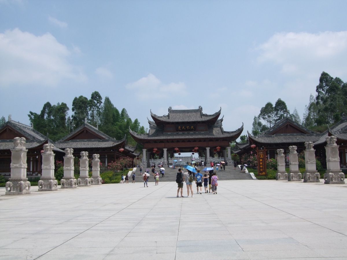 大足宝頂山石刻　すばらしいの一言　そして広い！
写真は石刻遺跡入口と隣に作...