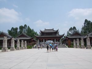 大足宝頂山石刻　すばらしいの一言　そして広い！
写真は石刻遺跡入口と隣に作...