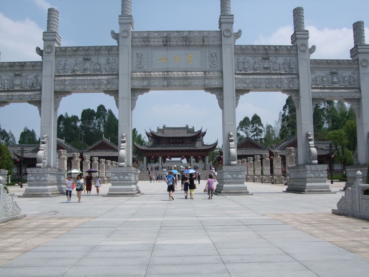 大足宝頂山石刻　すばらしいの一言　そして広い！
写真は石刻遺跡入口と隣に作...