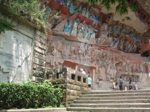 大足宝頂山石刻　すばらしいの一言　そして広い！
写真は石刻遺跡入口と隣に作...