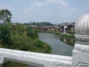 大足宝頂山石刻　すばらしいの一言　そして広い！
写真は石刻遺跡入口と隣に作...