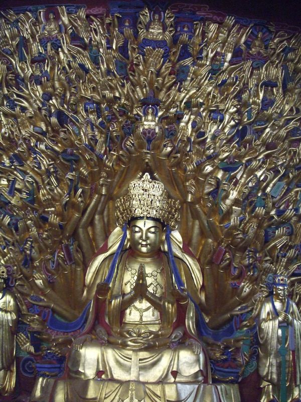 中国・重慶市大足「大足石刻」の写真：大足宝頂山石刻の続き　金箔がはられた千手...