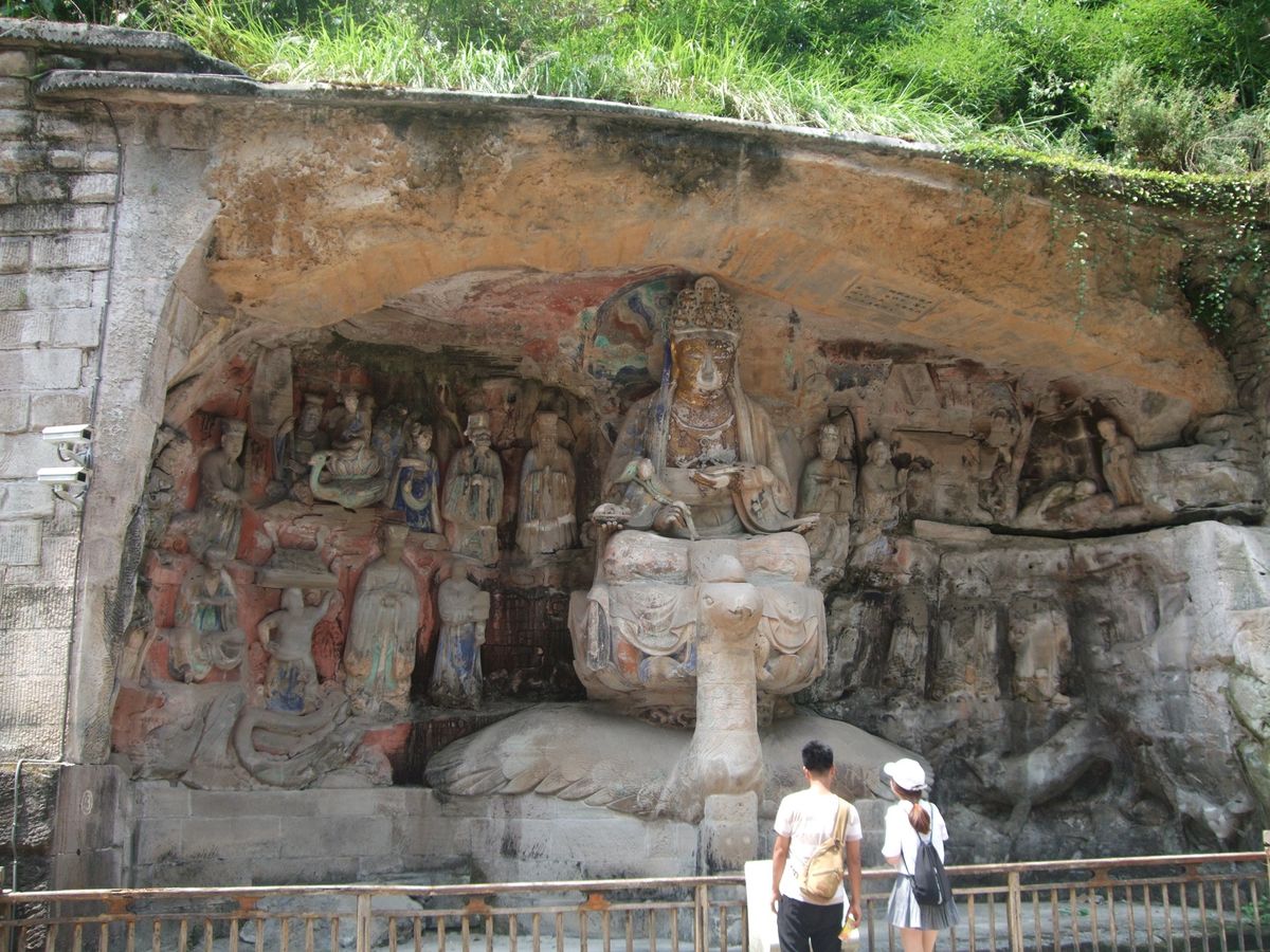大足宝頂山石刻の続き　金箔がはられた千手観音など
