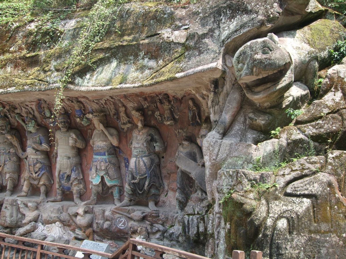 大足石刻写真ラスト　1枚目右にいるのは虎
4枚目は近くのお寺　何という寺で...