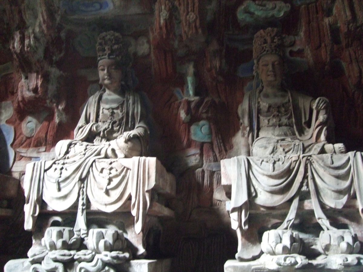 大足石刻写真ラスト　1枚目右にいるのは虎
4枚目は近くのお寺　何という寺で...