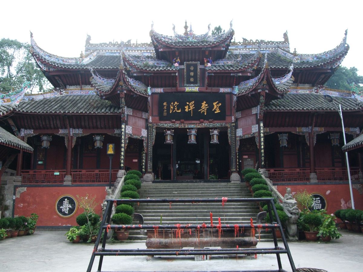 大足石刻写真ラスト　1枚目右にいるのは虎
4枚目は近くのお寺　何という寺で...