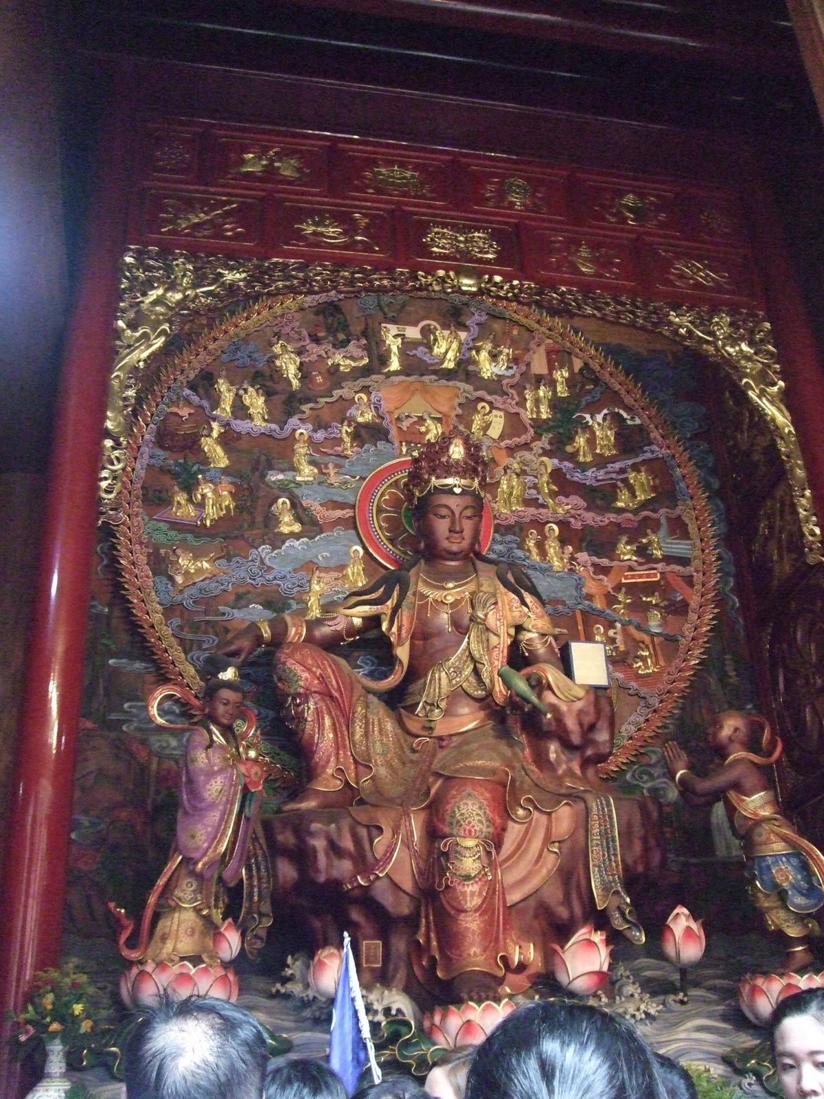 楽山の巨大な大仏　最初は船から断崖の大仏を見て、次は山に登って大仏の顔の近...