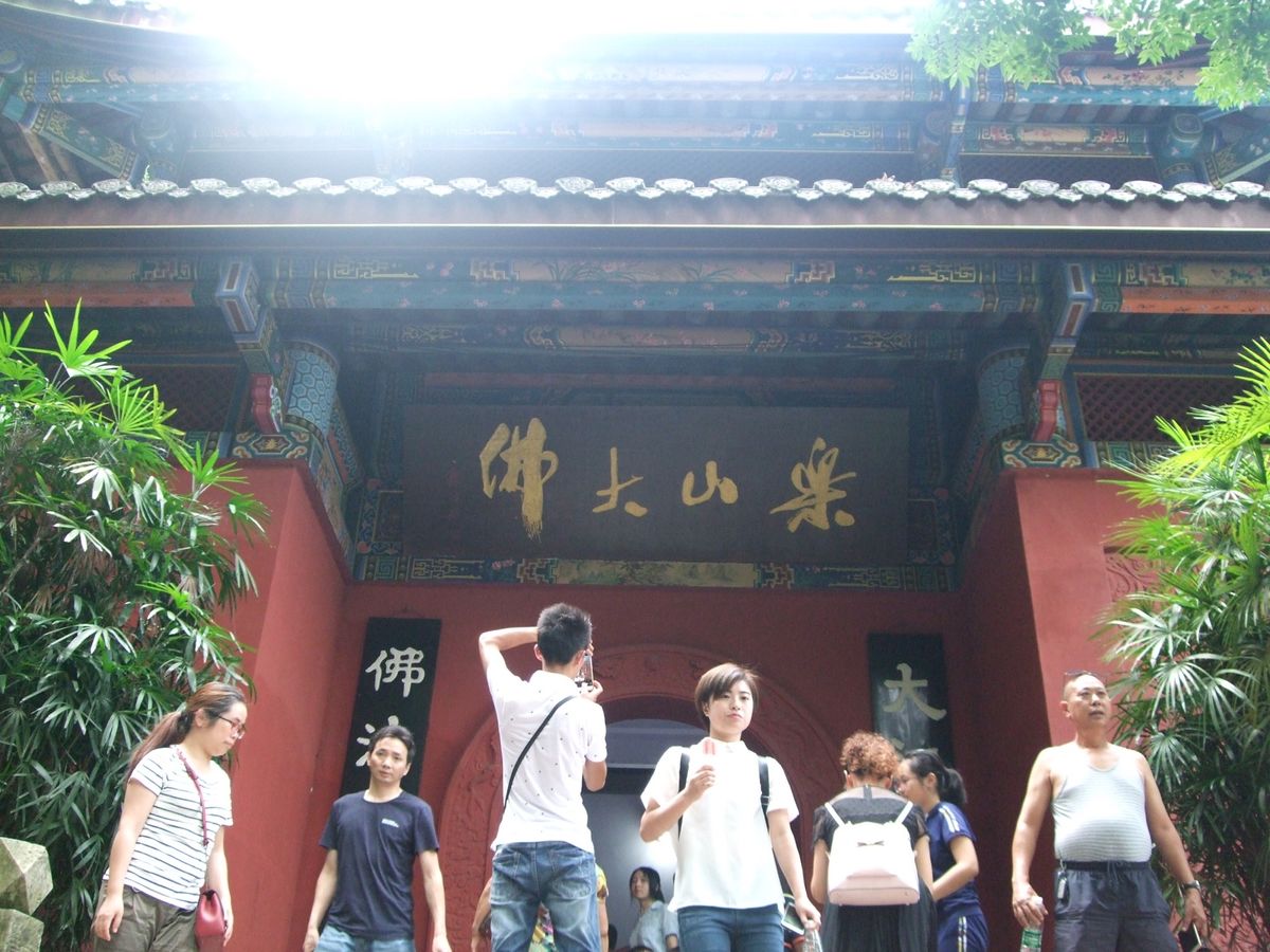 楽山の巨大な大仏　最初は船から断崖の大仏を見て、次は山に登って大仏の顔の近...