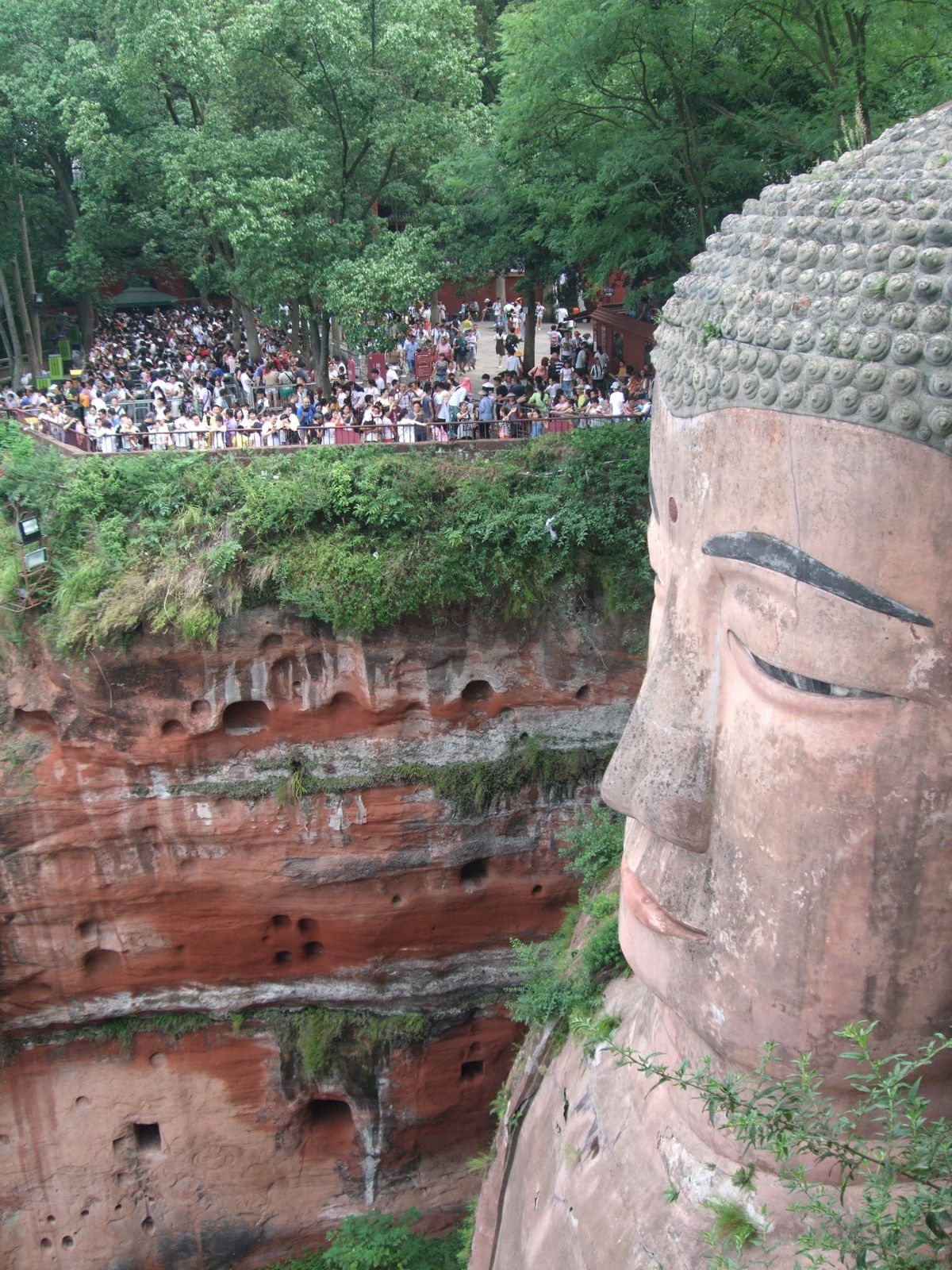 楽山の巨大な大仏　最初は船から断崖の大仏を見て、次は山に登って大仏の顔の近...