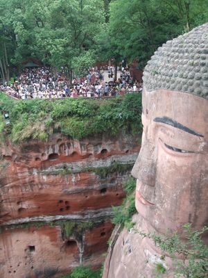 楽山の巨大な大仏　最初は船から断崖の大仏を見て、次は山に登って大仏の顔の近...