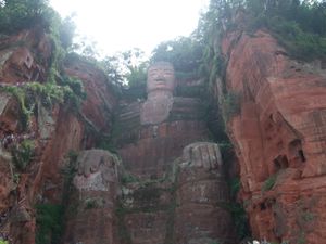 楽山の巨大な大仏　最初は船から断崖の大仏を見て、次は山に登って大仏の顔の近...