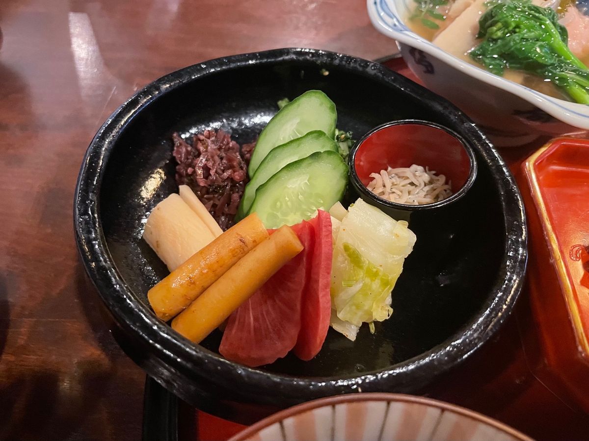 お昼は丸太町の十二段家へ。大正から続く老舗。焼きたての出汁巻玉子にお漬物で...