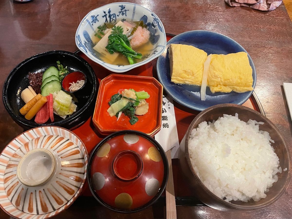 お昼は丸太町の十二段家へ。大正から続く老舗。焼きたての出汁巻玉子にお漬物で...