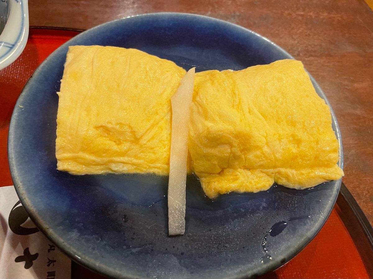 お昼は丸太町の十二段家へ。大正から続く老舗。焼きたての出汁巻玉子にお漬物で...