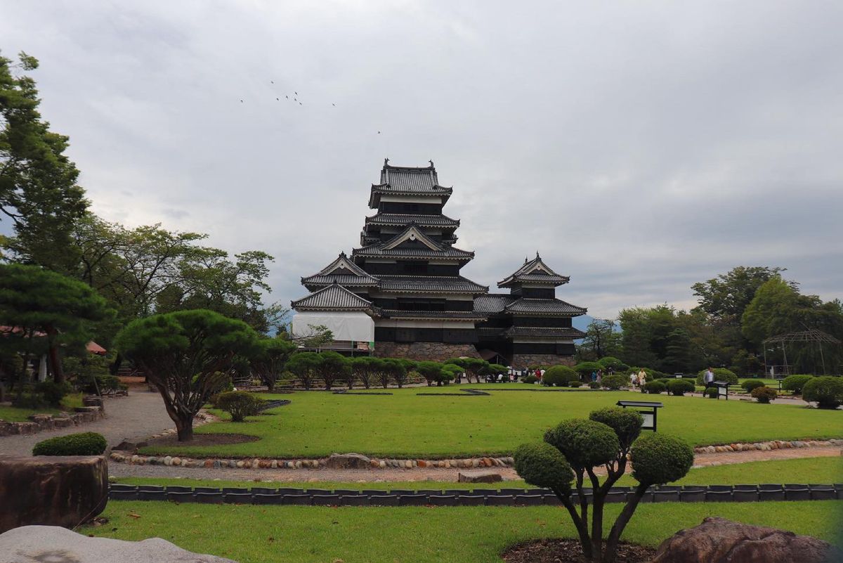 
岡山城と後楽園からみる岡山城

