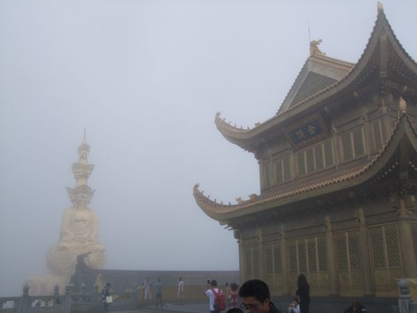 中国・四川省　峨眉山「峨眉山頂」の写真：前日に山麓のホテルに泊まってまだ夜が明け...