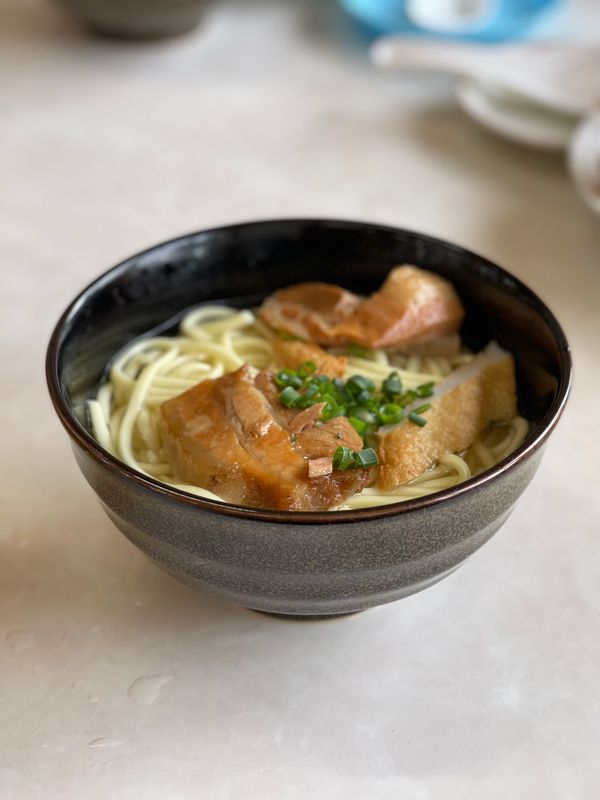 日本・沖縄「満月の宮古島」の写真：ひろちゃん食堂で宮古そば（ソーキそば）
...