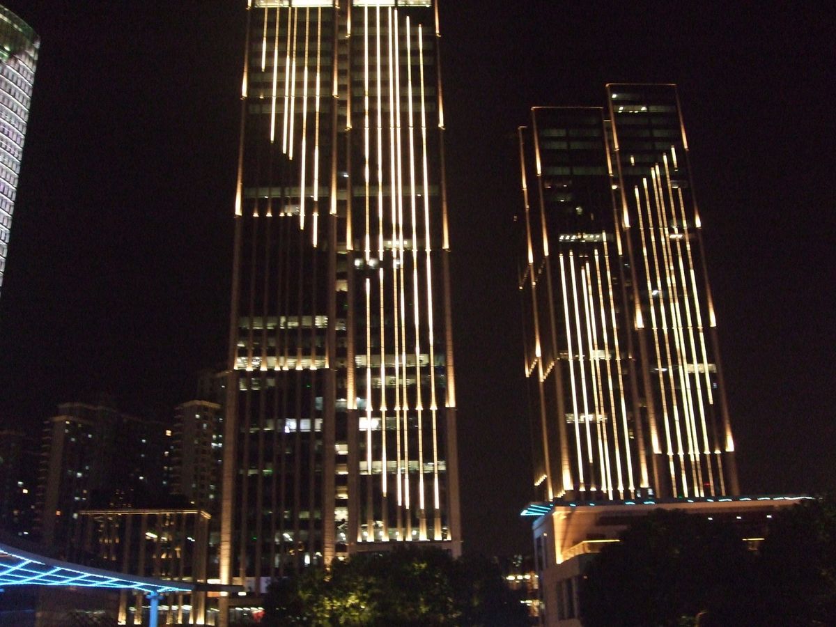 黄浦江クルーズ
20年ぶりの上海だったが大変貌していて驚いた
ギンギラ金満都市だ