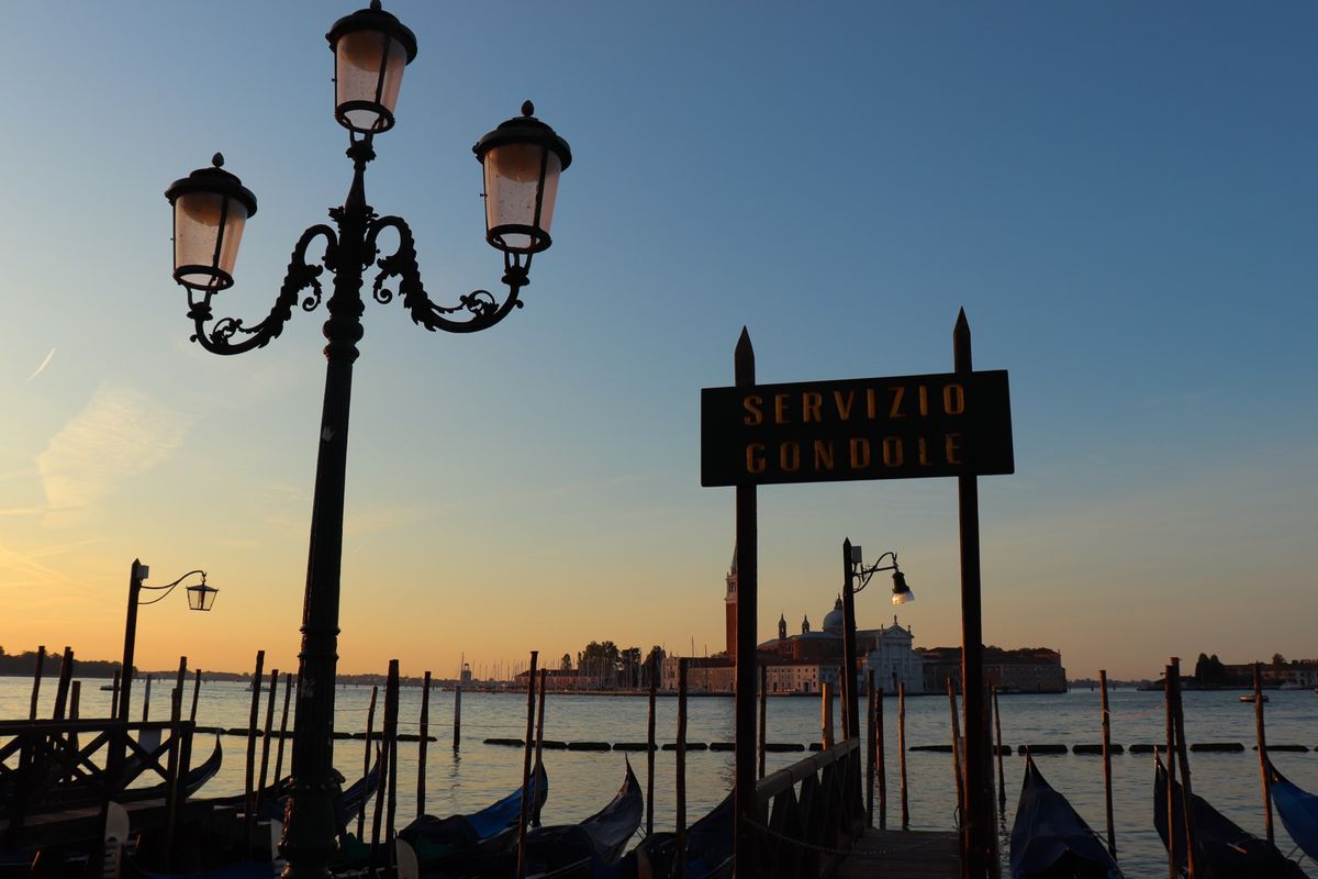 
朝方のサン・マルコ広場
ドゥカーレ宮殿方向の景色

朝6時くらいだと人が...