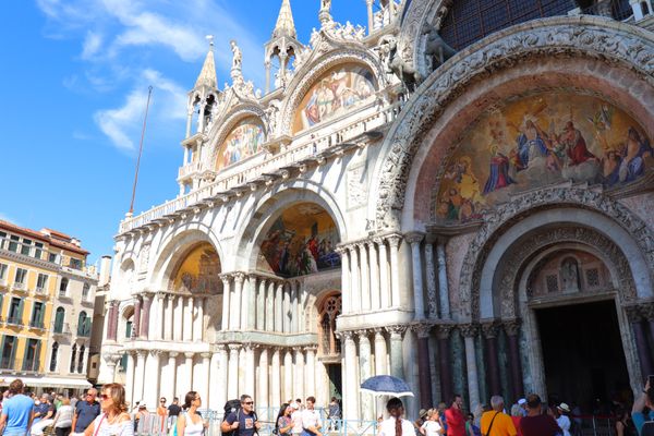 イタリア・フィレンツェ「フランスの最も美しい村-研究旅のついでにイタリア観光」の写真：
昼のサン・マルコ寺院とリアルト橋からの...