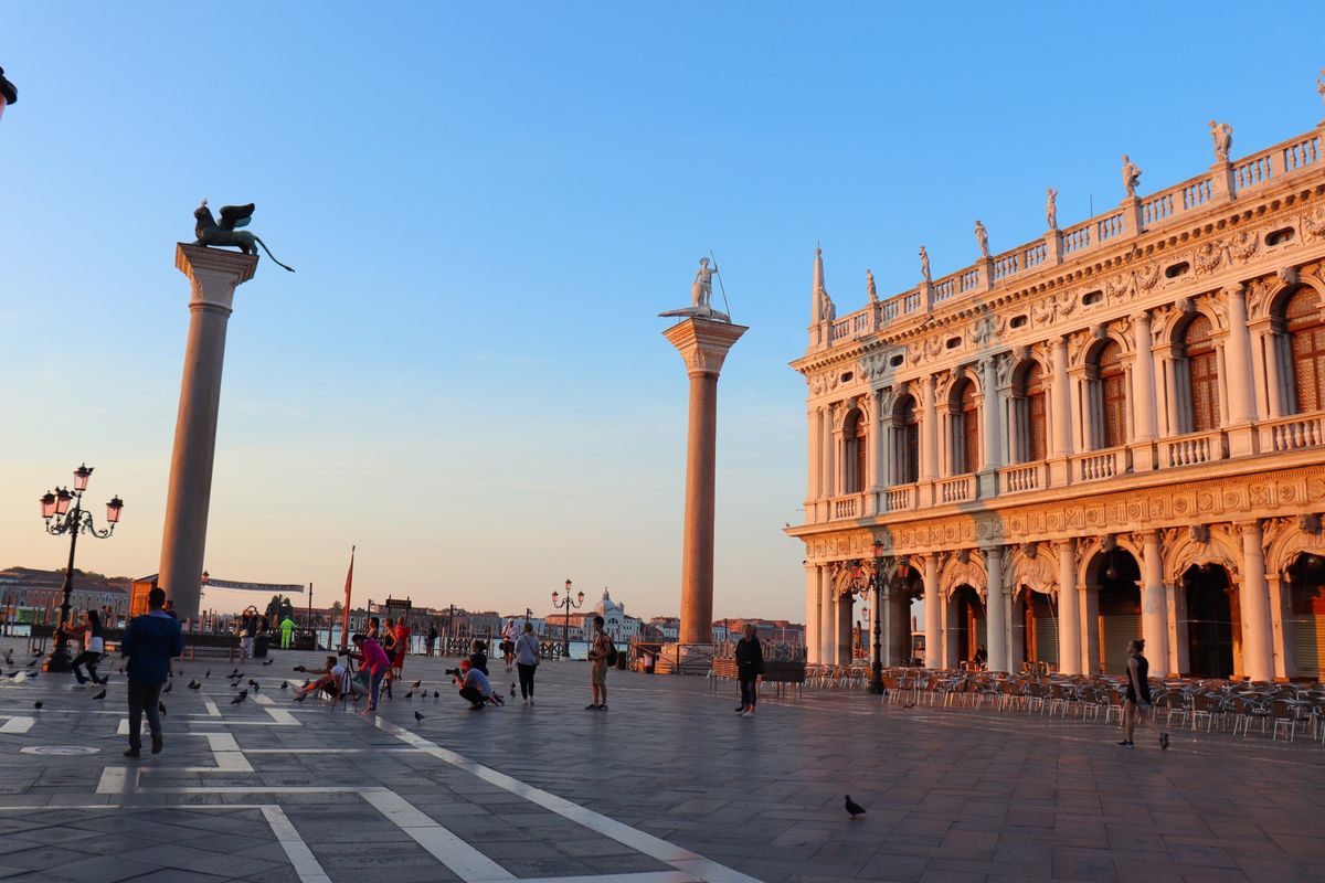 
朝方のサン・マルコ広場
ドゥカーレ宮殿方向の景色

朝6時くらいだと人が...