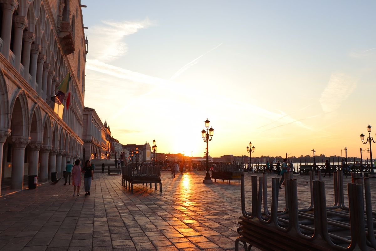 
朝方のサン・マルコ広場
ドゥカーレ宮殿方向の景色

朝6時くらいだと人が...