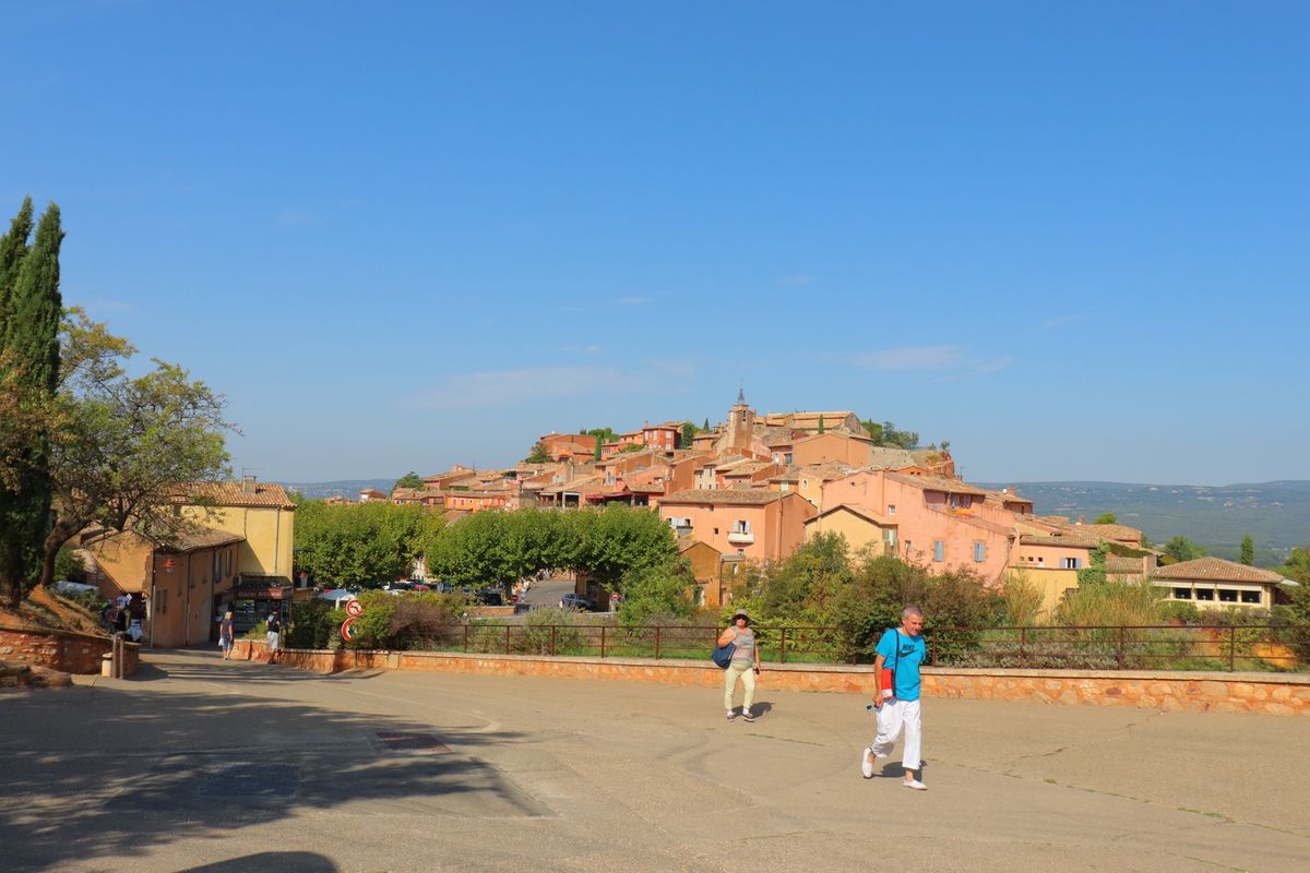 
フランスの最も美しい村
ルシヨン

土が特徴的
黄土の岩にたつコミューン...