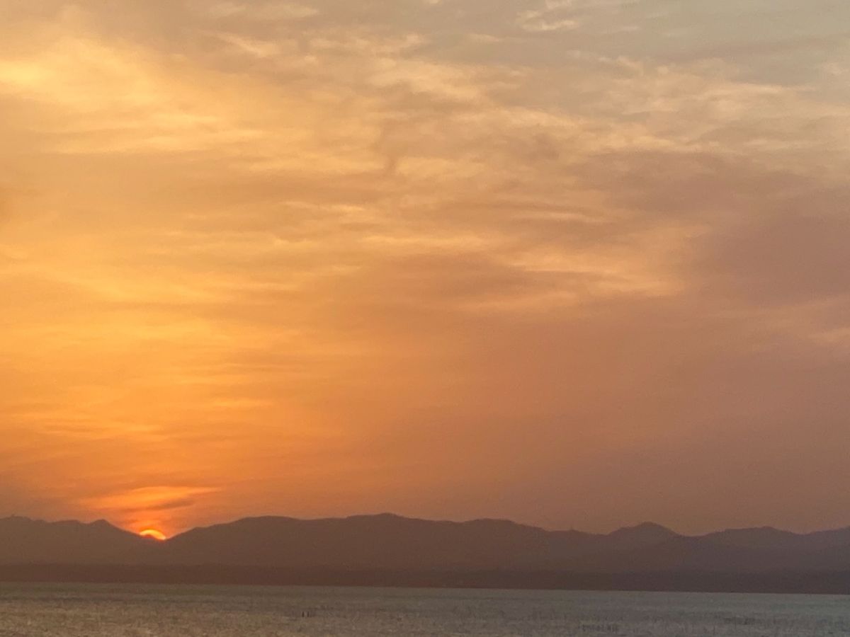 島根県立美術館からの宍道湖の夕陽
噂どおり綺麗でした🌥