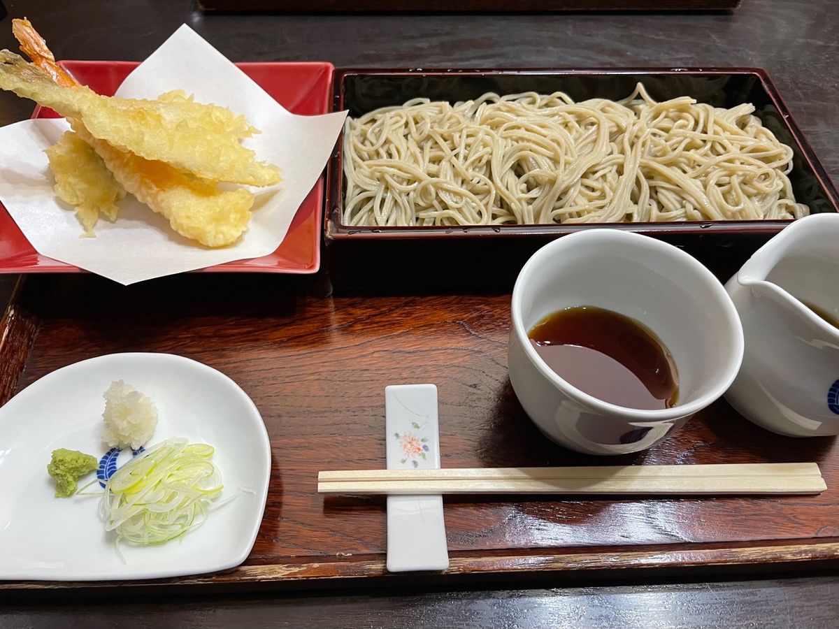 お昼は善光寺の門前町で老舗の蕎麦屋。地元黒姫産の蕎麦を使った手打ち蕎麦でした。