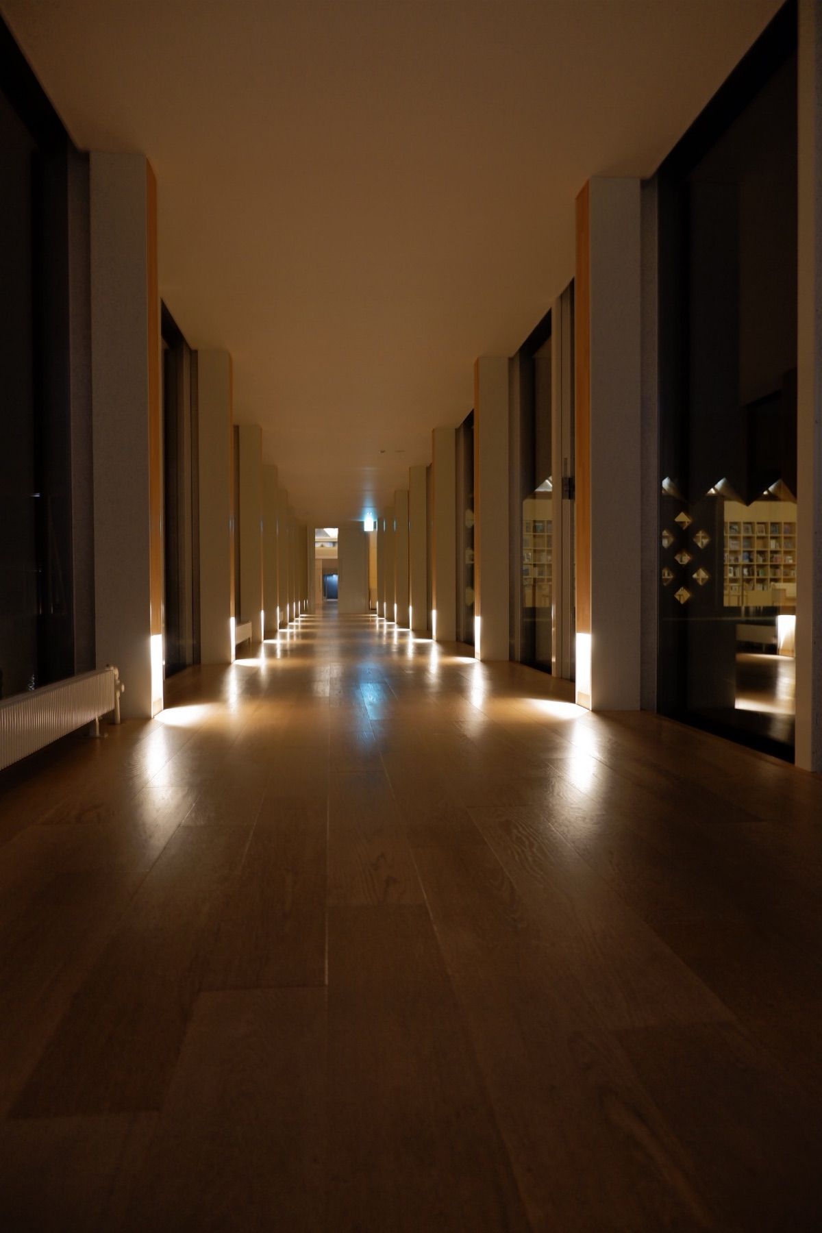 木のいい匂いに癒された〜
ライブラリーは誰でも入れる所と宿泊者専用の2箇所。