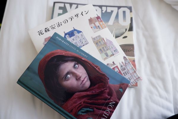 日本・鶴岡市「ひきこもり旅」の写真：ライブラリーのチョイスが好みすぎてたまりませぬ