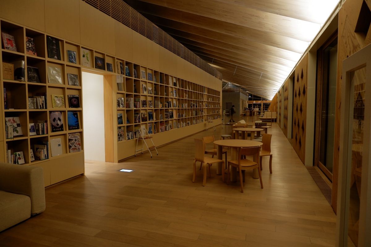 木のいい匂いに癒された〜
ライブラリーは誰でも入れる所と宿泊者専用の2箇所。