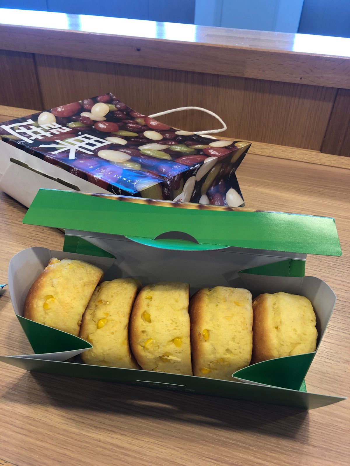 千歳空港の美瑛選果のコーンパンとても美味しいです。焼き上がり時間をチェック...