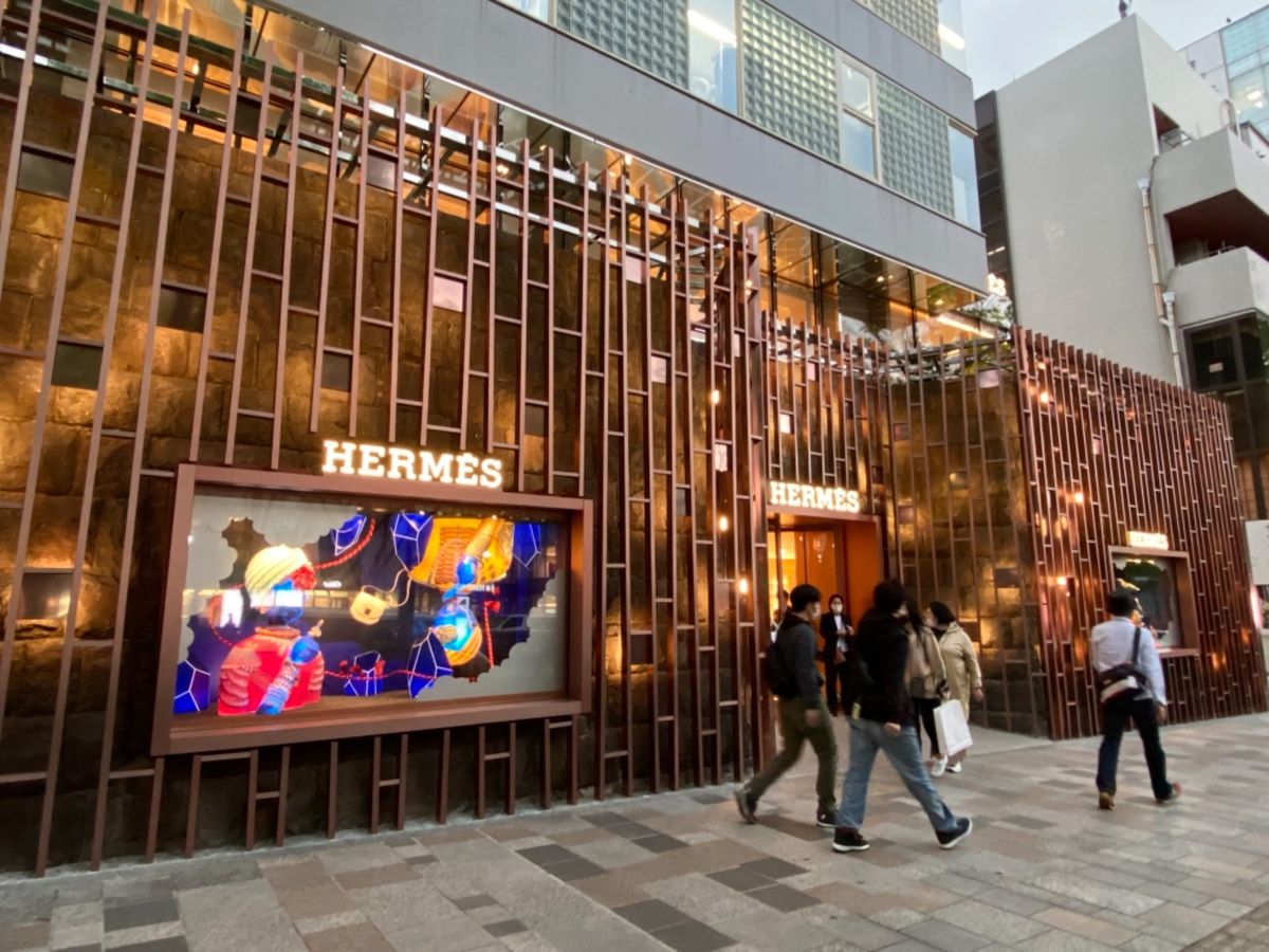 新しくできたエルメスの表参道店
コロナ対策で人数制限のため予約制になってて...