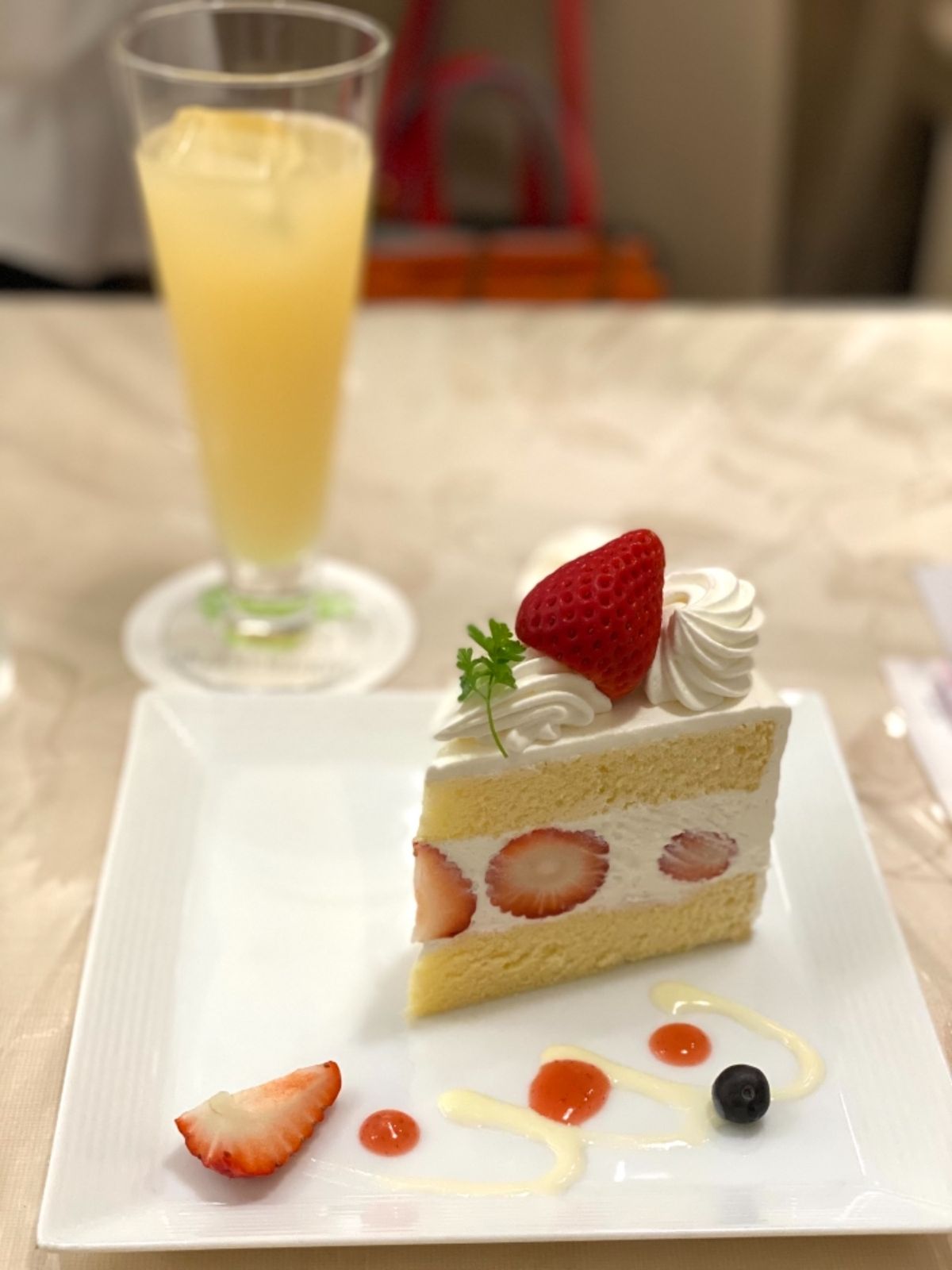 買い物に疲れて
千疋屋で休憩

高いけどやっぱ安定の美味しさ❤️