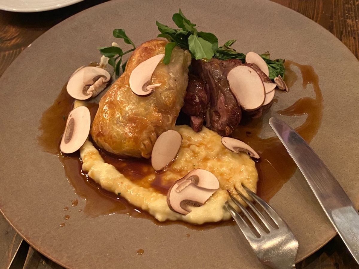 ビストロチックで食事

ゴハンの美味しさと
数年ぶりに会ったお喋りが弾んで...