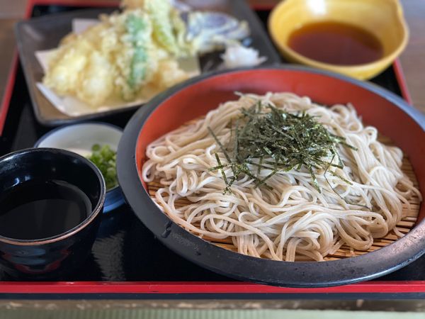 日本・静岡県「ふもとっぱらキャンプ」の写真：富士宮の「そば処 美やじま」でお蕎麦とお...
