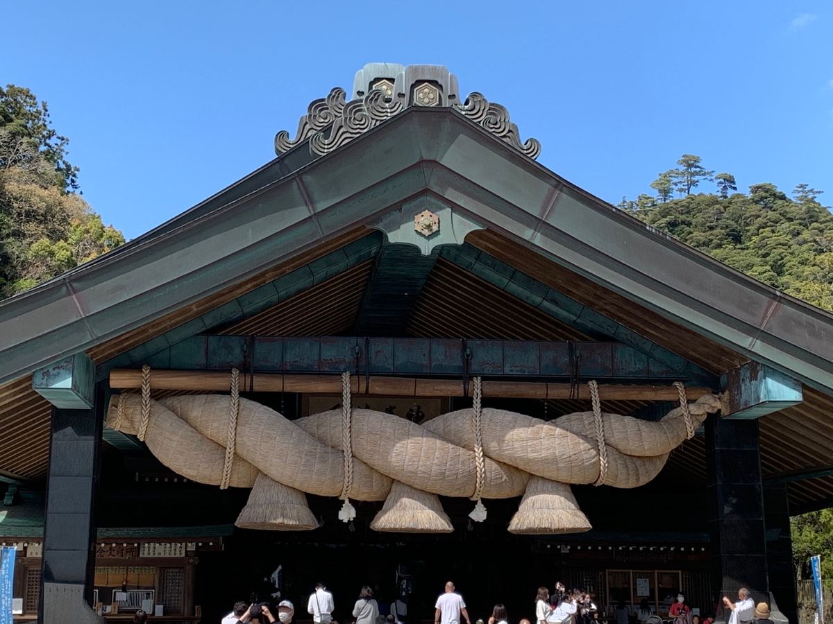 出雲大社⛩に行く前に稲佐の浜へ。
天気にも恵まれ過ぎで、熱中症🥵一歩手前。...