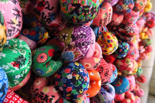 日本・道後温泉「弾丸！愛媛ひとり旅！！」の写真：下灘駅のすぐ目の前にみかんジュース売って...