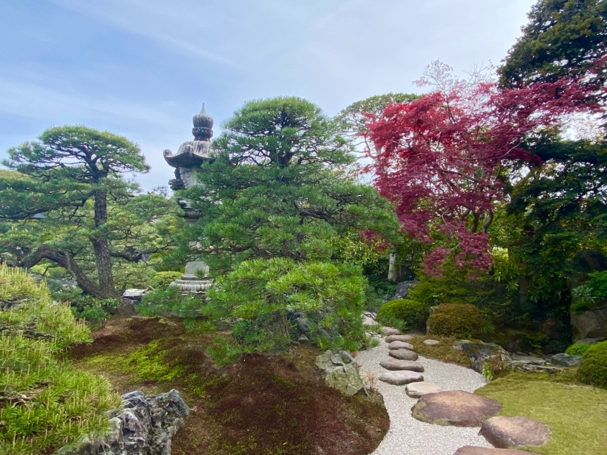 足立美術館の庭園は
評判通り、すごく美しくて癒された

庭師さん？清掃業者...