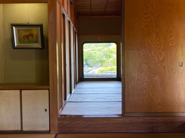 日本・島根県「島根出張を満喫」の写真：窓からの景色が掛軸の絵に見えるお部屋のデ...