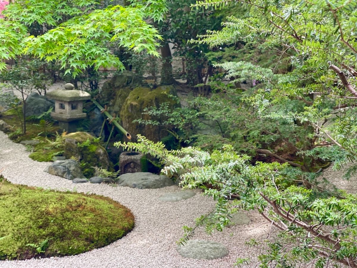 足立美術館の庭園は
評判通り、すごく美しくて癒された

庭師さん？清掃業者...