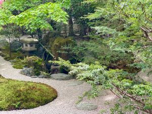 足立美術館の庭園は
評判通り、すごく美しくて癒された

庭師さん？清掃業者...
