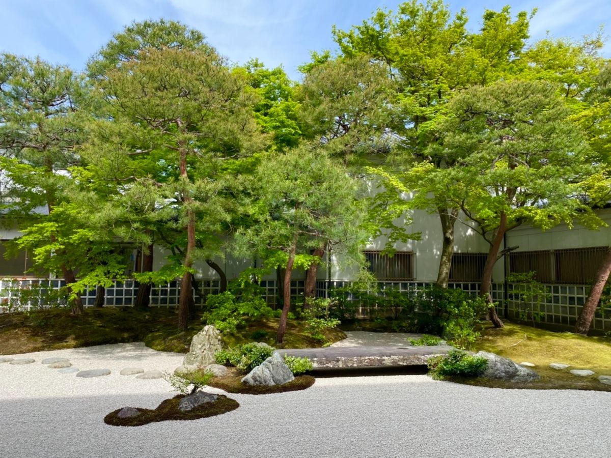 足立美術館の日本庭園は
さすが有名なだけあって
よくお手入れされてる！

...