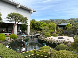 足立美術館の庭園は
評判通り、すごく美しくて癒された

庭師さん？清掃業者...