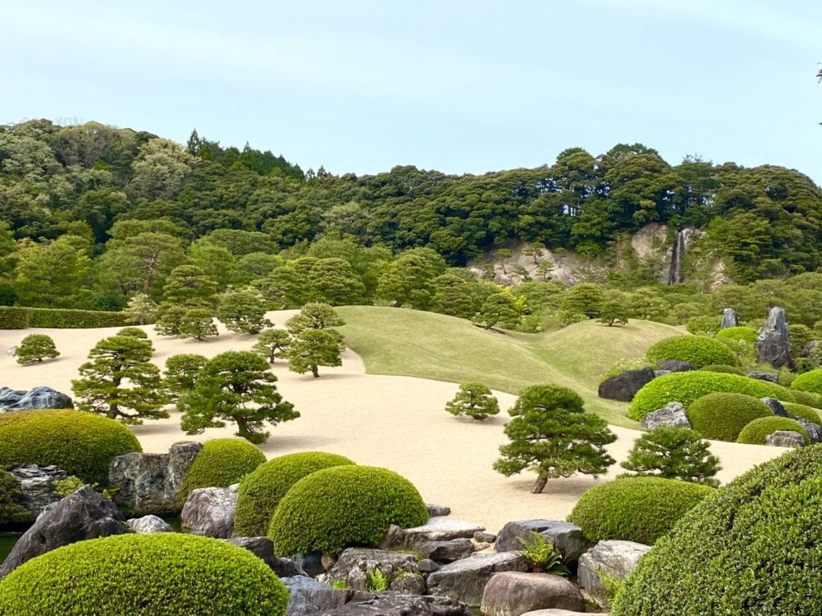 足立美術館の庭園は
評判通り、すごく美しくて癒された

庭師さん？清掃業者...