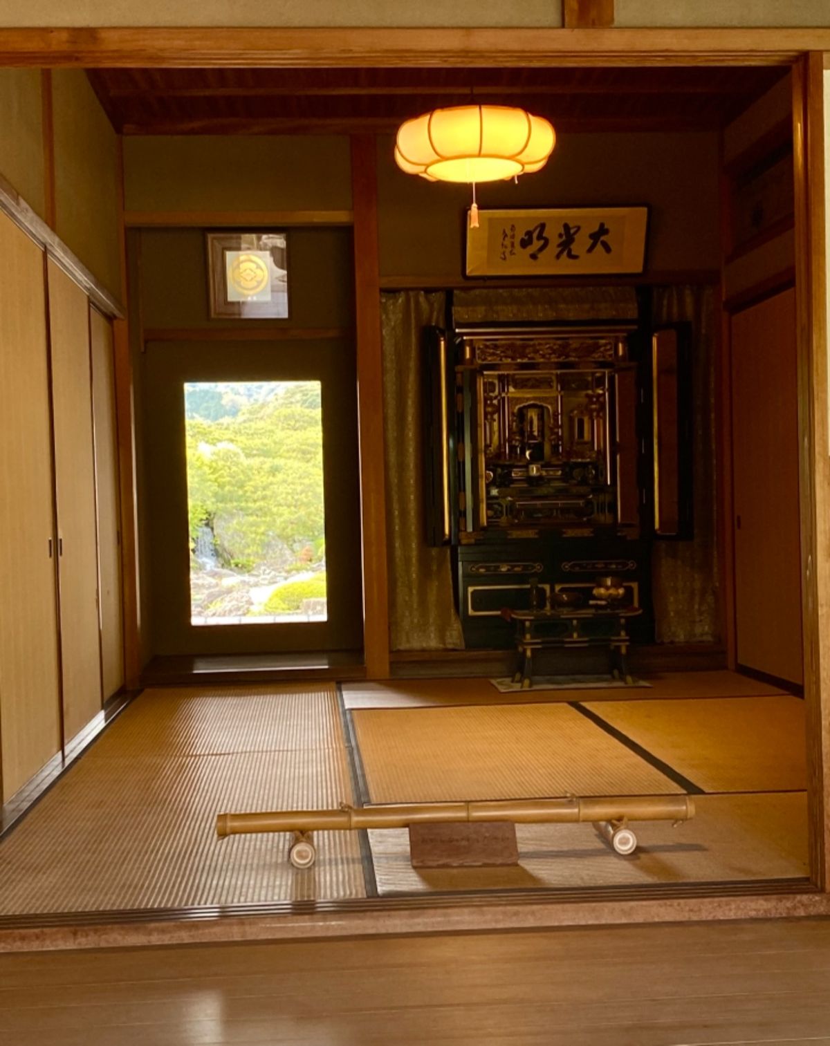 窓からの景色が掛軸の絵に見えるお部屋のデザイン、素敵